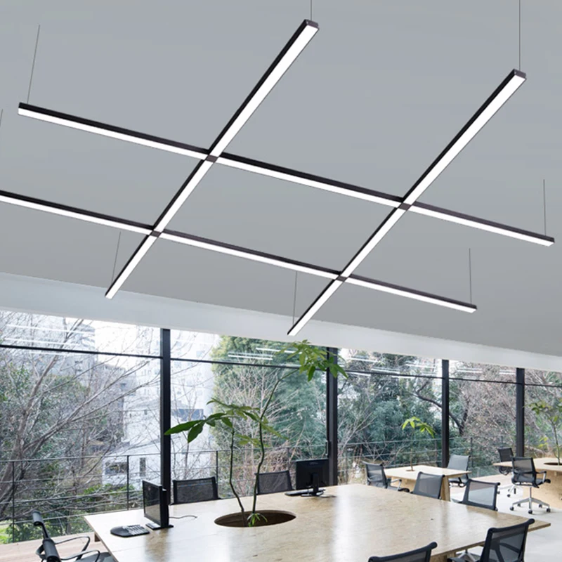 Lampe LED suspendue linéaire au design moderne, luminaire décoratif d'intérieur, idéal pour une salle de conférence ou un bureau