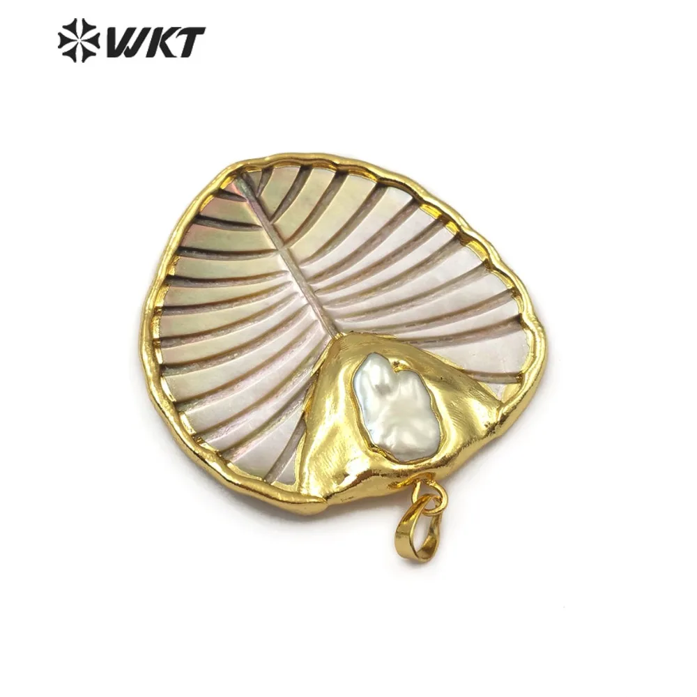 WT-JP100 Natural Sea Shell Pendant Handmade Carved Grey Shell Pendant With Pearl Charm Gold Bezel Pendant For Shell Necklace