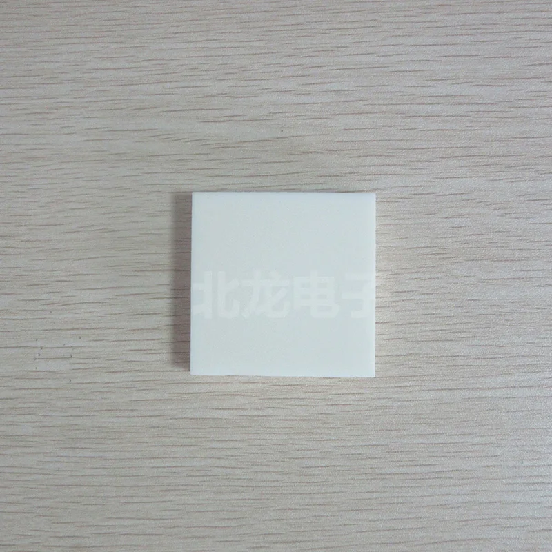 99 Alumina Keramik Gasket Kemurnian Tinggi Putih Korundum Isolasi Substrat Keramik Tahan Suhu Tinggi 50*50*10MM
