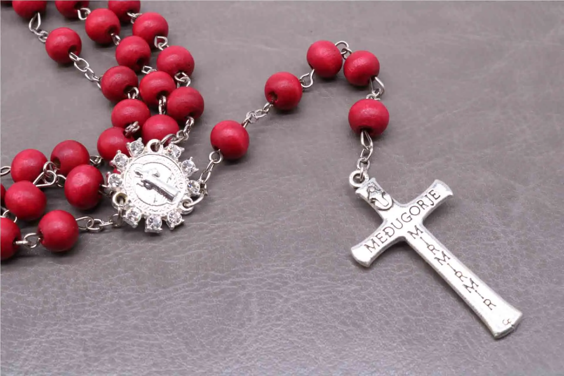 Hot classic red 8mm rose scented wooden rosary necklace. Saint Mary Christ\'s Cross Pendant Accessories, Fashionable