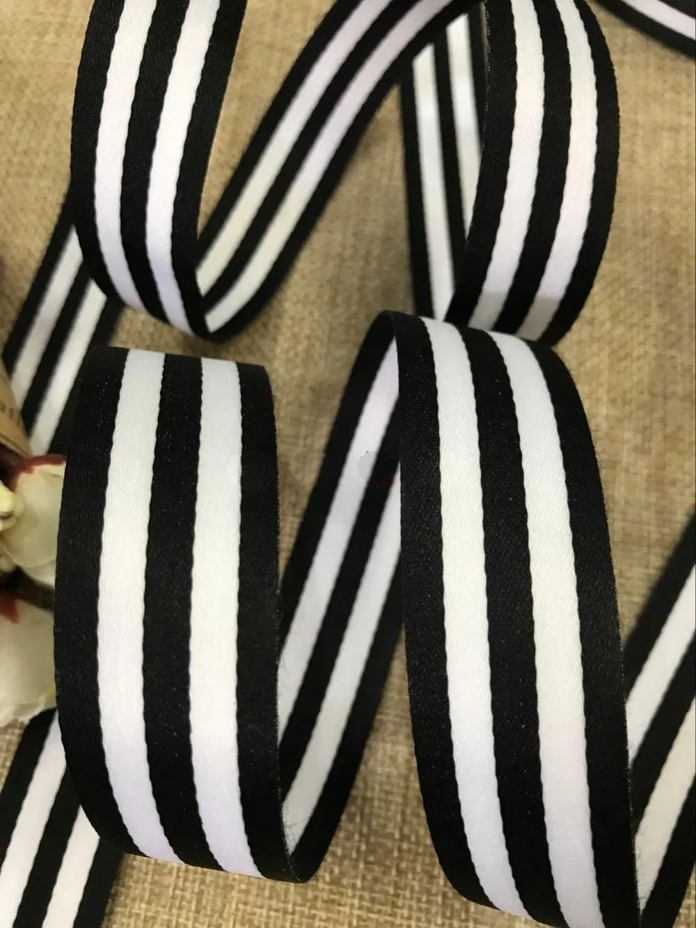 Hot 25MM Black and White bottom White stripe grosgrain ribbon DIY clothing sewing fabric supplies backpack Accessories ruban