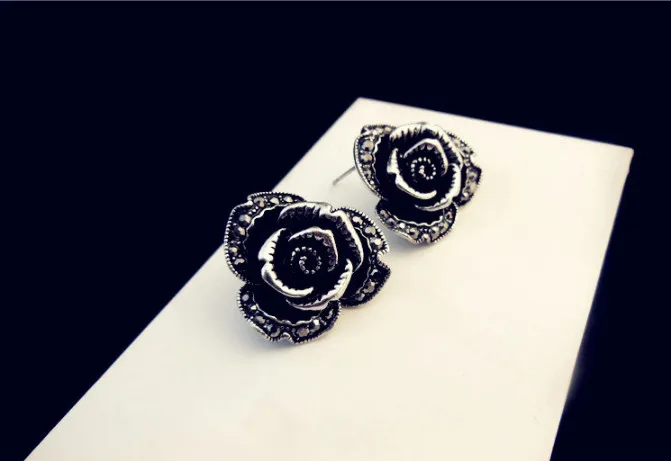 COW NINE!Ms retro nostalgia fashion brand jewelry earpins/plating gun black sparkling rose petals earrings