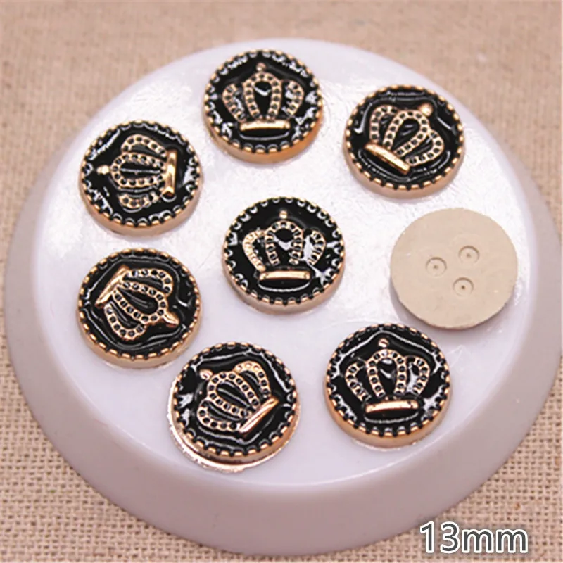 50PCS 13 millimetri Bianco/Nero/Rosso Smalto Corona D\'oro di Plastica Rotondo Flatback Button FAI DA TE Decorazione Dei Monili/accessori del Mestiere