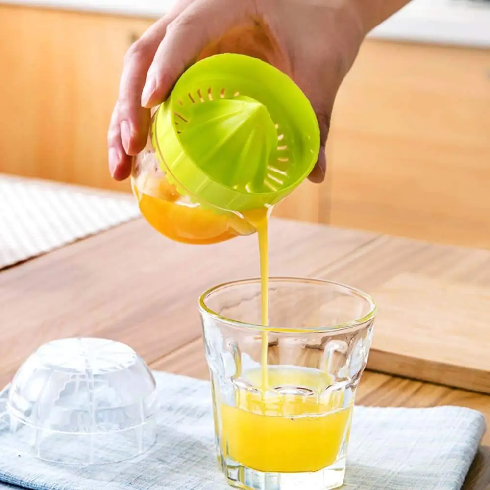 LMETJMA Lemon Squeezer With Lid Plastic Manual Lemon Juicer Orange Press Cup Citrus Squeezer with Pour Spout Fruit Tools KC0130