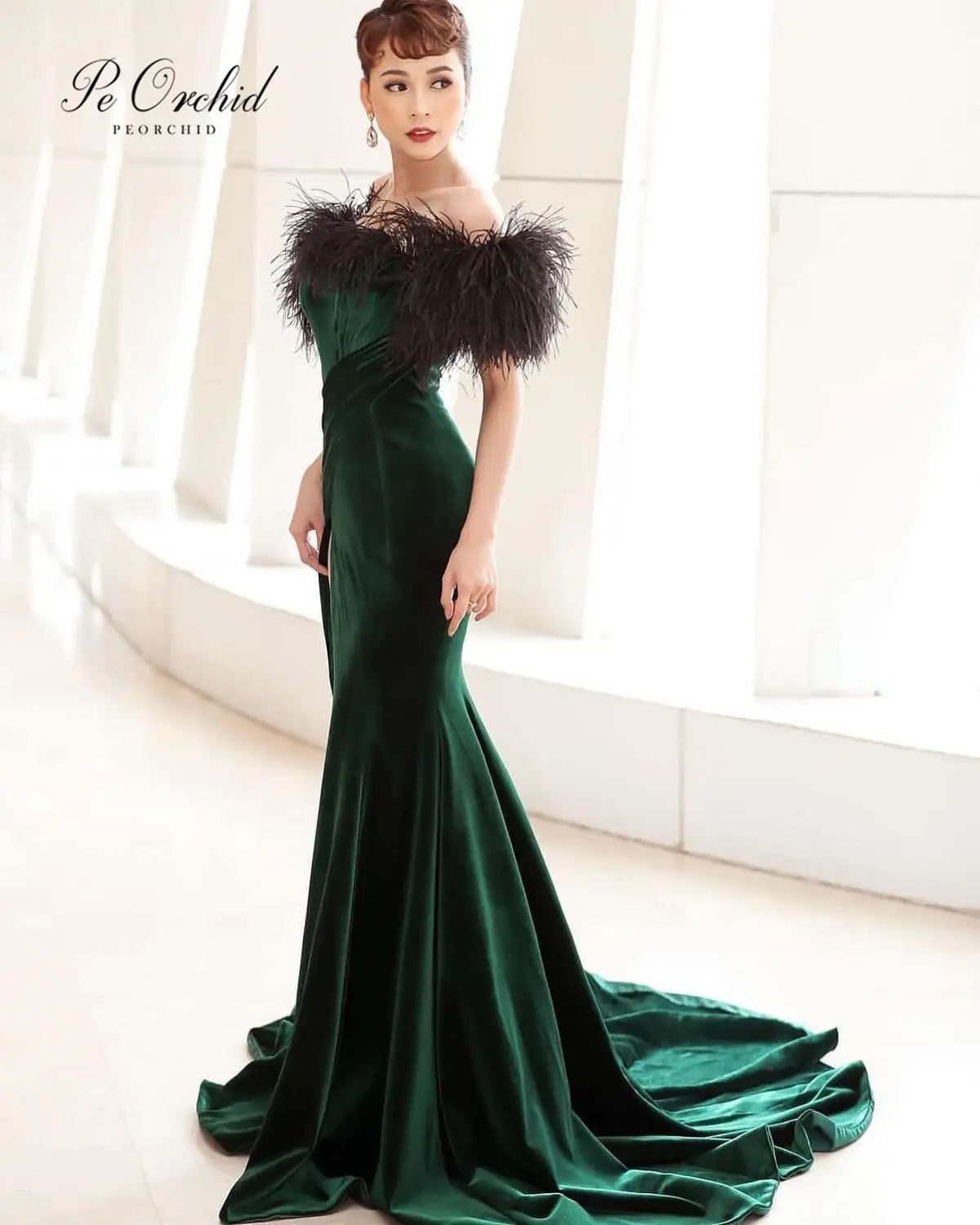 PEORCHID-vestidos formales largos De terciopelo con hombros descubiertos para mujer, traje De fiesta verde con corte y plumas, estilo sirena, Sexy, 2019