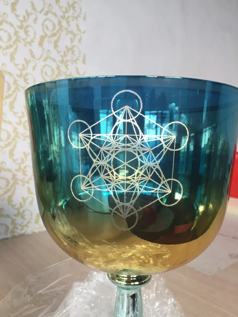 3.o Octava 432 Hz G # (Chakra de tyroid) o A # (Chakra de pino) o Caliza tibetana de cristal de titanio con nota G o A con "Cubo de metatrón".