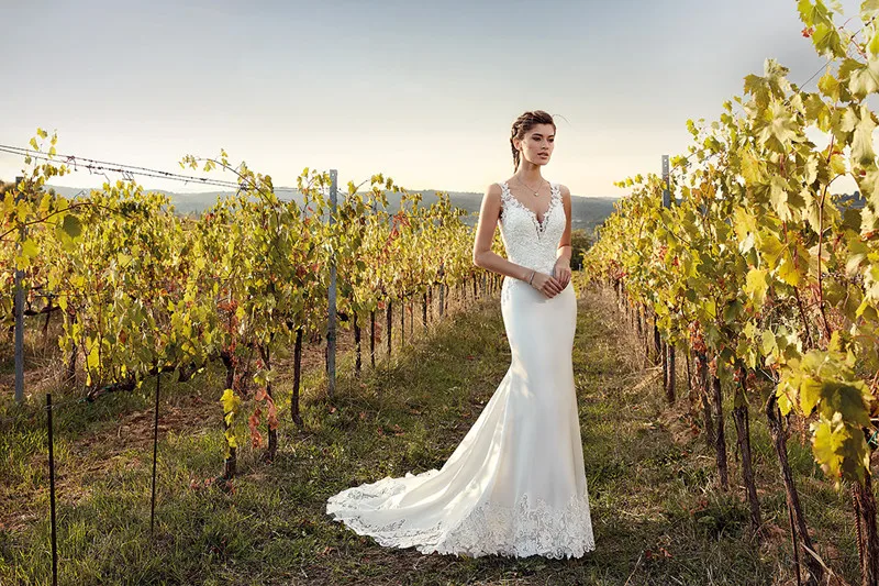 2019 abiti da sposa in pizzo Sexy scollo a v Appliques abiti da sposa da giardino bottoni indietro Sweep Train abito da sposa a sirena