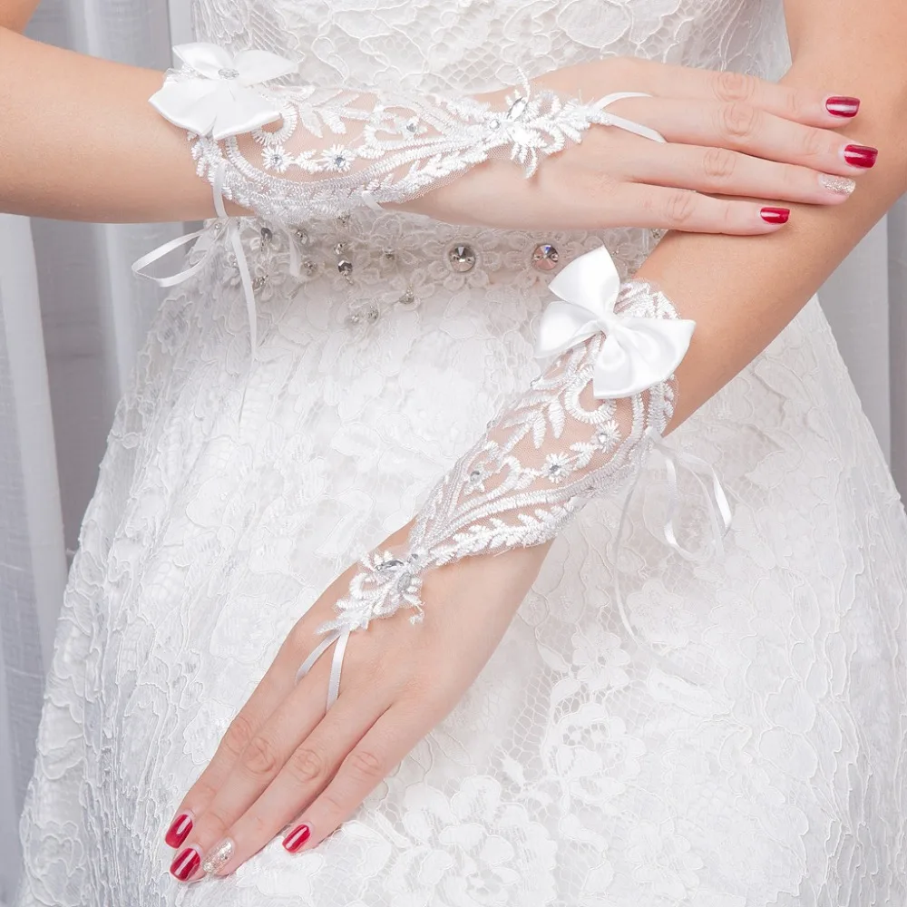 JaneVini Ngắn Cổ Tay Găng Tay Dài Cưới cho Cô Dâu Đính Cườm Nơ Ren Găng Tay Cô Dâu Ngón Phụ Kiện Hochzeit Handschuh 2018