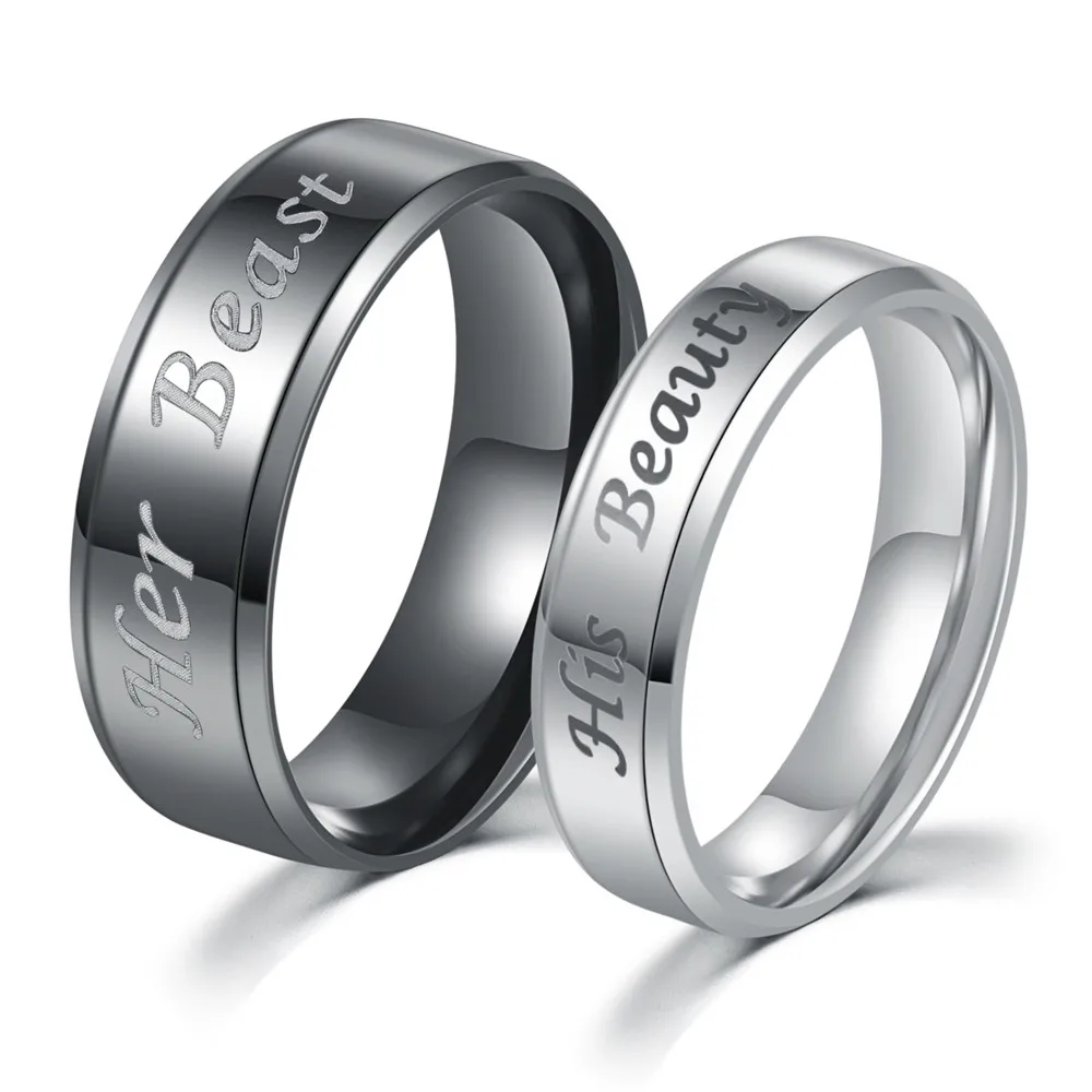 Um conjunto de dois anéis de casal de aço inoxidável Sua Beleza e Sua Besta