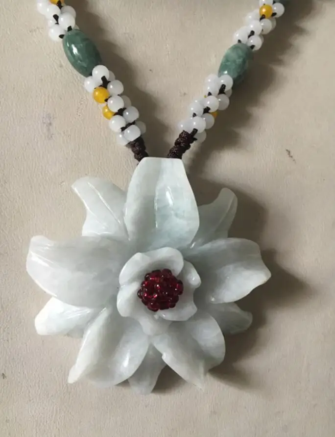 

001853 New Saucy Bead Carved Large Flower Pendant Necklace