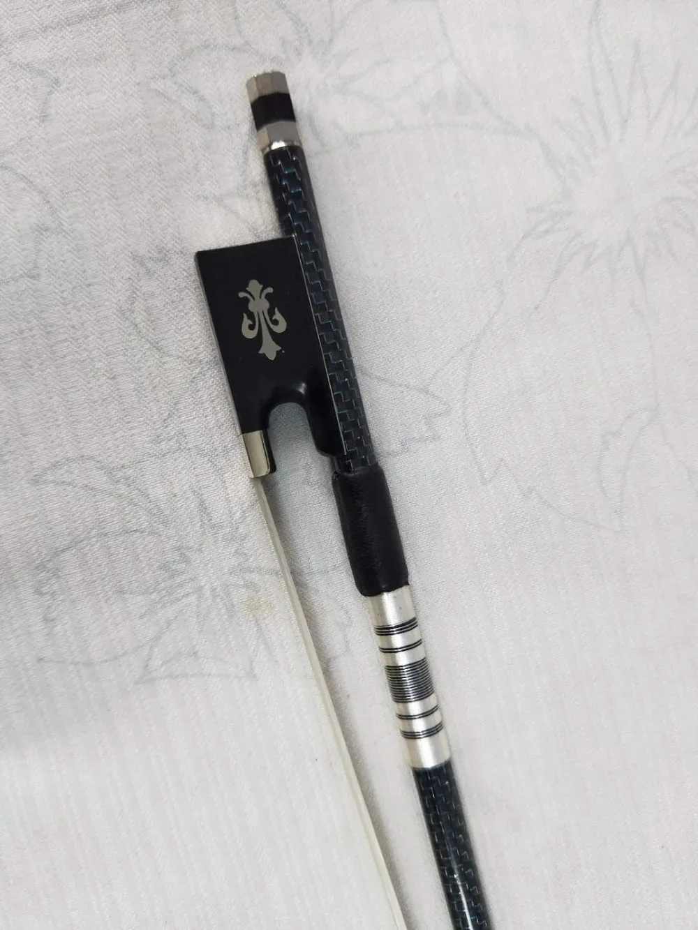 1 PC Violin Bow with white horse tail hair Carbon Fiber Violin bow 4/4 Ebony Frog with carved flower