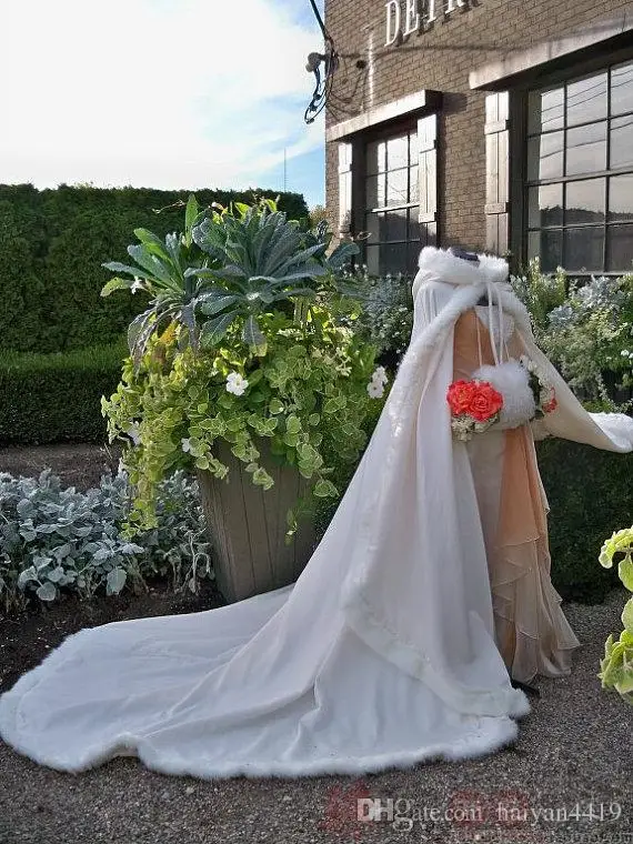 2.2 metrów białe płaszcze ślubne 2017 peleryna z kapturem dla nowożeńców z pociągu Faux futro zimowe dodatki ślubne Bridal Wraps Bridal Cape