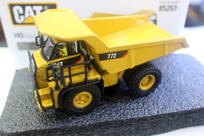 DM 1:87 Scale Caterpillar Cat 772 Off Highway Transport Truck Construction Vehicle 85261 Collectible Diecast Toy Model Replica