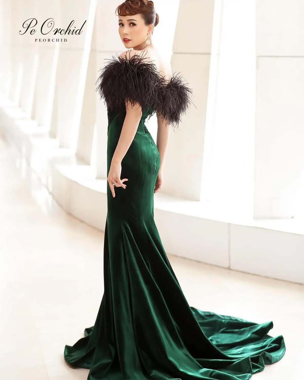 PEORCHID-vestidos formales largos De terciopelo con hombros descubiertos para mujer, traje De fiesta verde con corte y plumas, estilo sirena, Sexy, 2019