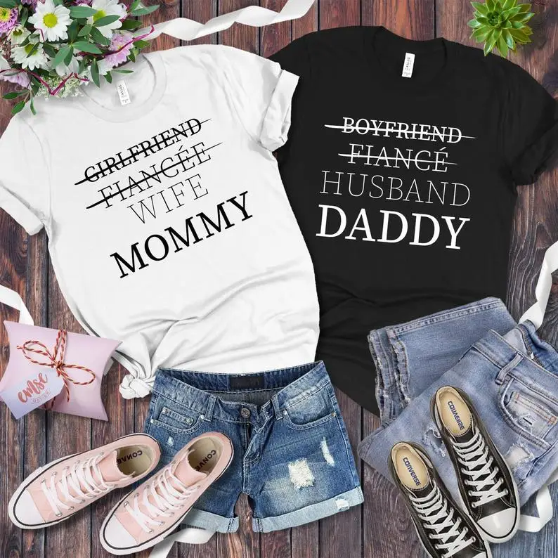 Skuggnas New Arrival Boyfriend Fiance Husband Daddy Shirt Girlfriend Fiancee Wife Mommy Pregnancy Announcement Couple's Shirt
