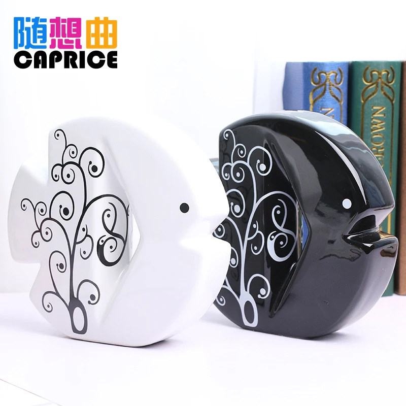 Ceramic ornaments modern minimalist fashion crafts black and white hollow round fish wedding gift Home Furnishing Decor