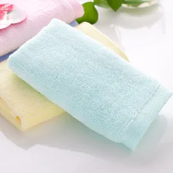 Les fabricants vendent des petites serviettes en fibre de bambou, épaisses, de couleur pure, pour les bébés et les enfants