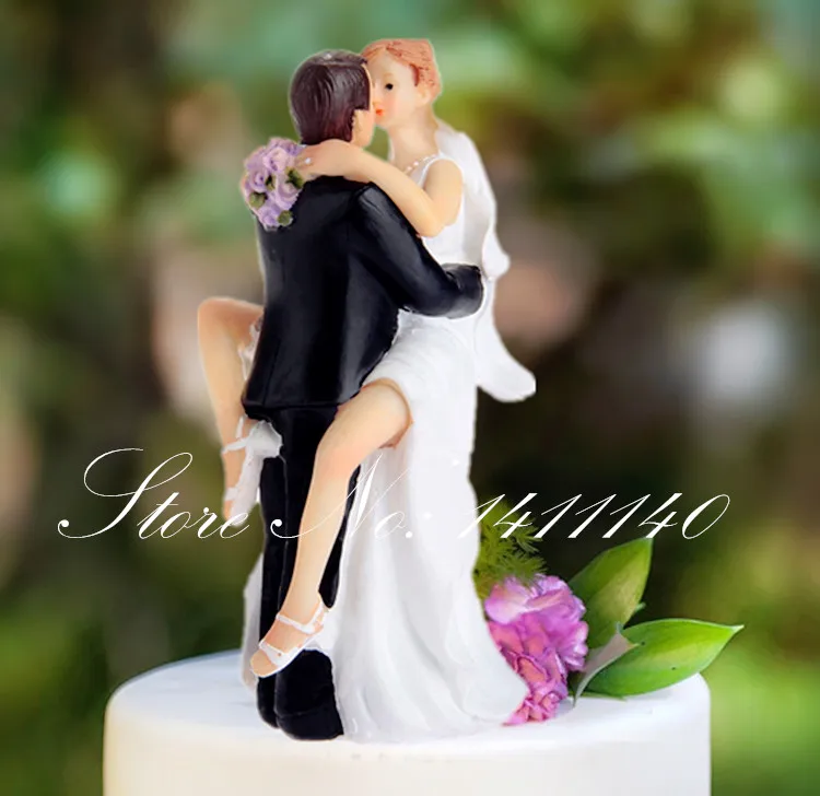 New Arrival True Love Groom Lifting Bride Kissing Figurine Resin Wedding Cake Topper Wedding Decoration Bridal Party Supplies