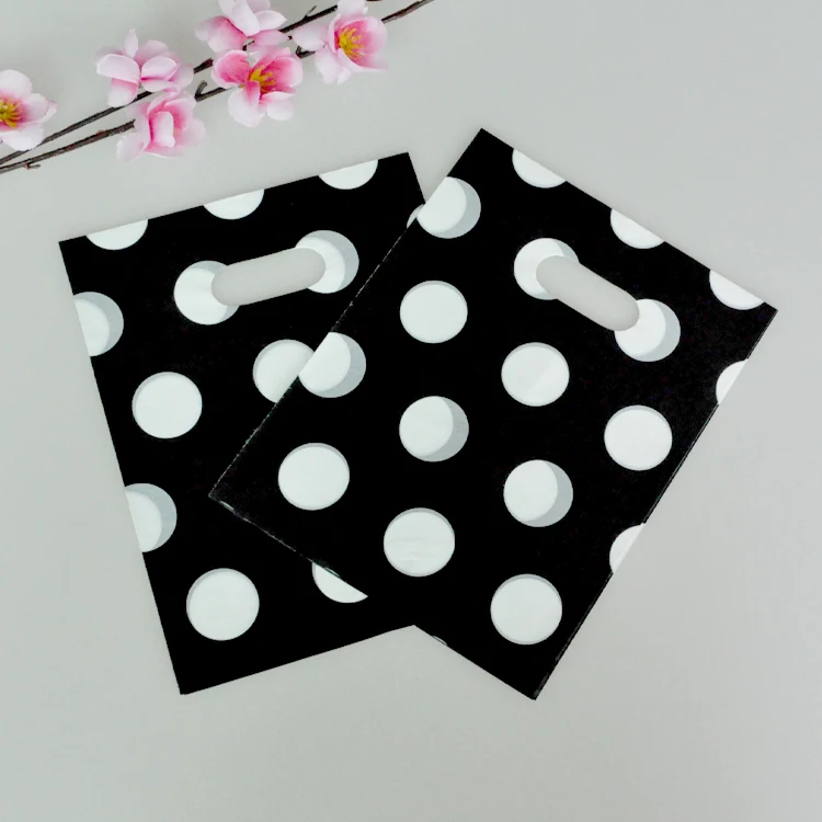 

100pcs 15x20cm White Round Dots Black Plastic Gift Bag Favor Boutique Gift Jewelry Packaging Plastic Shopping Bags With Handle