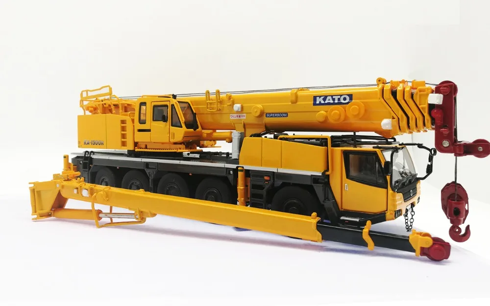 Collectible Alloy Model Toy 1:50 Scale KATO KA-1300R ALLTERR Off-road Crane Engineering Machinery Diecast Toy Model Decoration