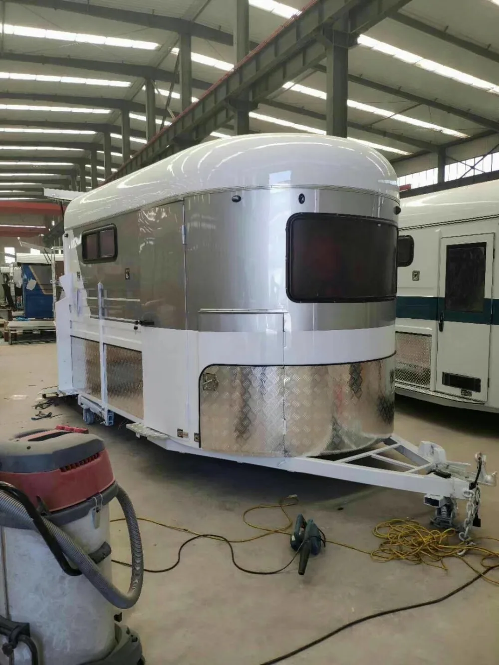 High-quality-luxury-Multi-axle-gooseneck-3pcs 馬トレーラーキャビネット