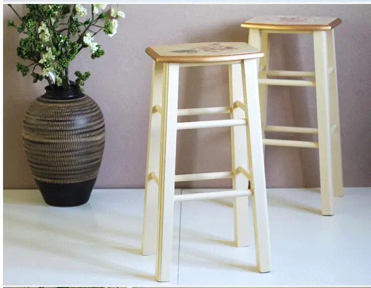 Tabouret de bar en bois véritable.