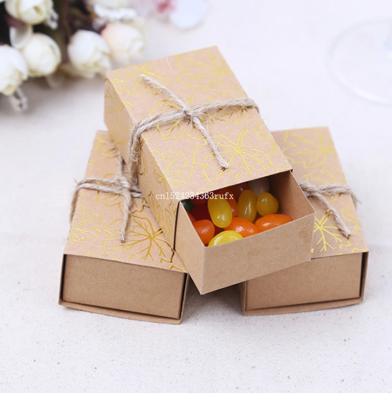 500pcs Kraft Paper Candy Box Vintage Travel Theme Candy Box Maple Leaf Gift Boxes Wedding Favors Decoration