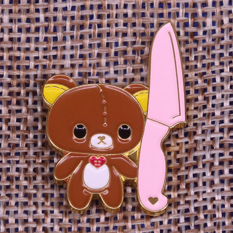 Oso de peluche con cuchillo, alfiler de solapa, alfiler esmaltado