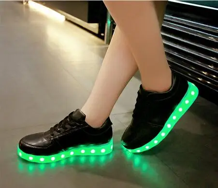 Scarpe da donna luminose alla moda che ricaricano luci LED colorate illuminate luminose Scarpe per bambini Scarpe piatte casual per ragazze e ragazzi nere