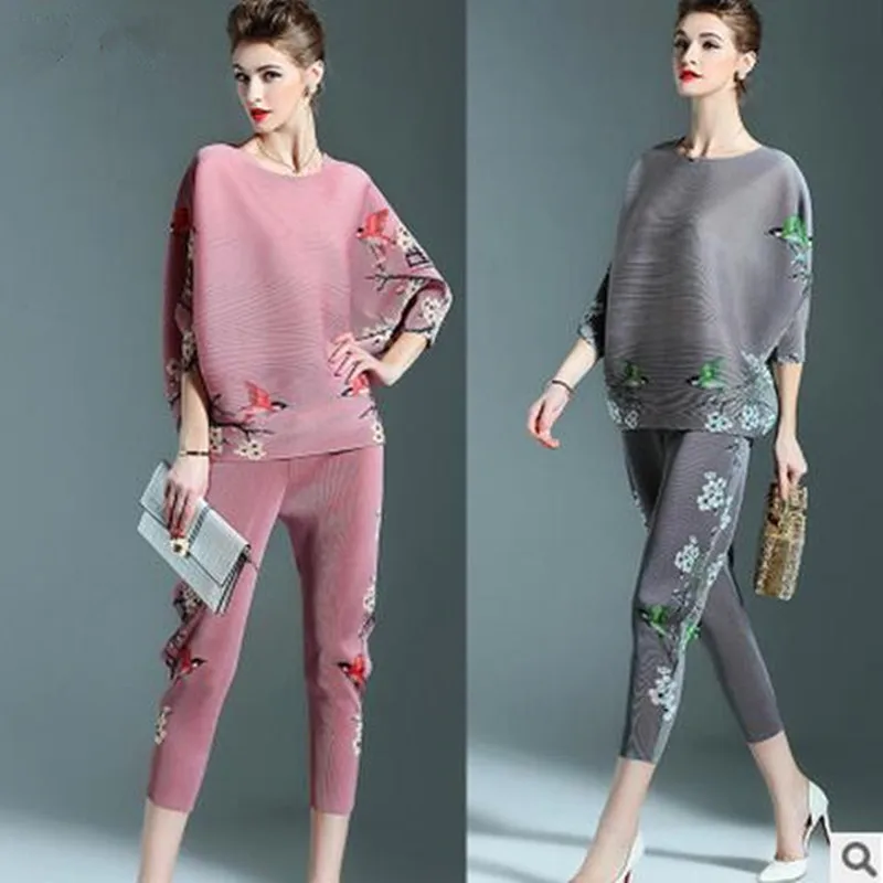 Spring and autumn with new stylish two-piece folds printed temperament round neck sleeve shirt loose pants