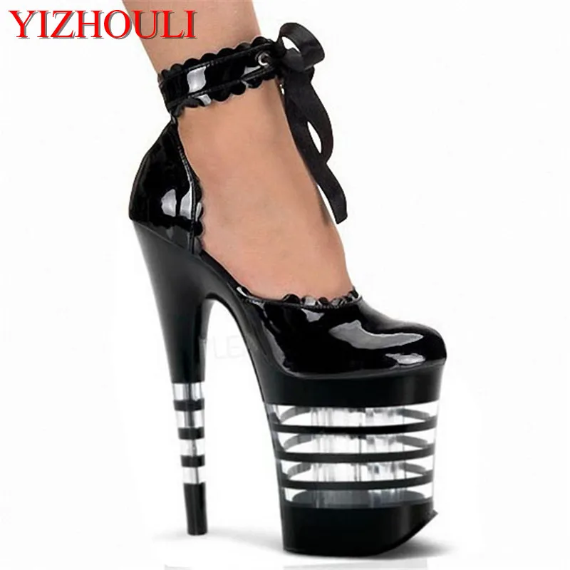 On the platform of the lacquer pump of lady of stiletto banquet, stripe 20 centimeters tall female high heel, stage walks