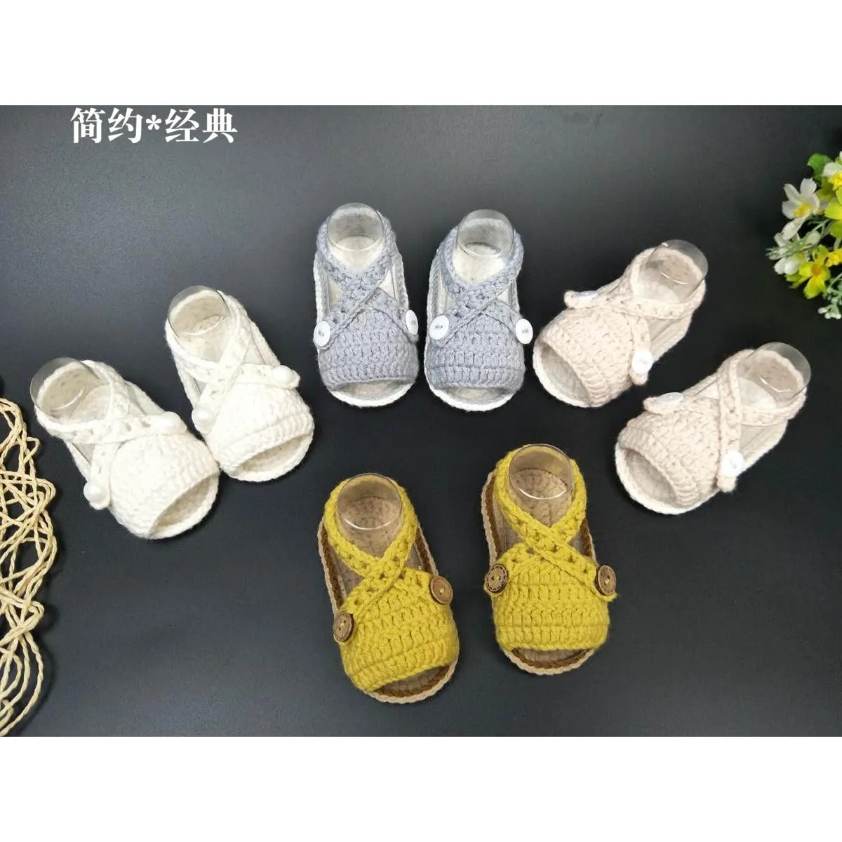 

QYFLYXUEHand Knitted Baby Wool Sandals, 0-1 Year Olds, Buckles, Soft Floor Shoes, Newborn Floor Socks Summer.