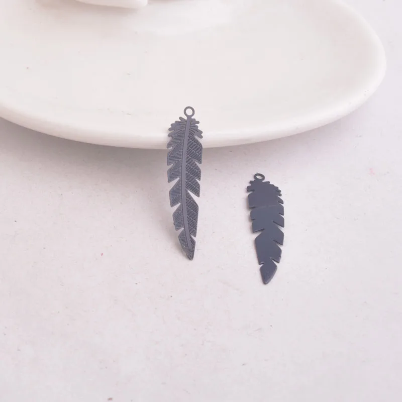 100 Stück AC2693 Sommerliche Niedliche Filigrane Feder-Anhänger Material Bisuteria Weiß Lila Schwarz Anhänger Verbinder Verzierung Schmuck – Detail 5