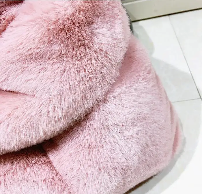 Winter Causal Tote Bag Fashion Fur Handbags for Women Fur Clutch Bag Plush Puffy Shopping Travel Bag Furry Bucket