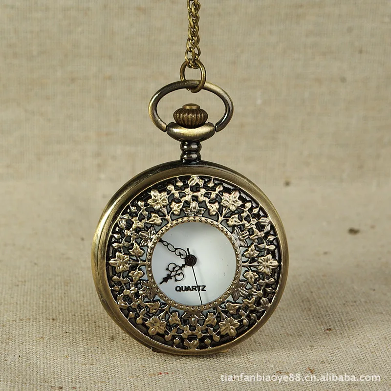 Pocket watch wholesale retro fashion large hollow big maple leaf pocket watch men and women models with necklace