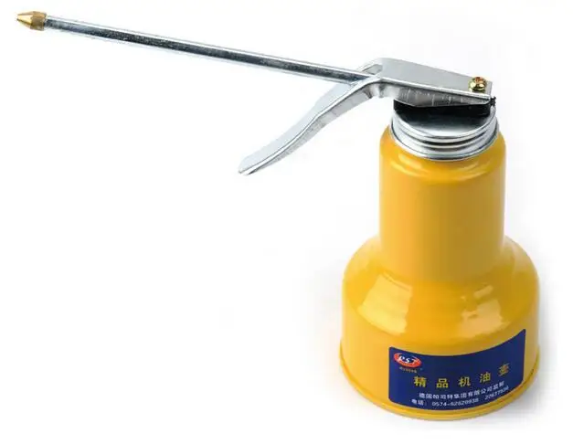 High Pressure Lengthened Nozzle Pump Action Oiler 250ml All Metal Lubrication Feed Oil Can Spray Gun Pot