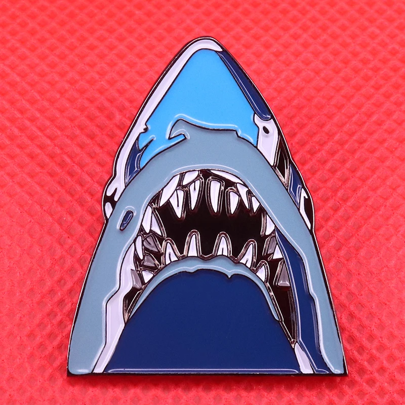 Shark emalia pin ocean fish broszka horror art odznaka Stephen Spielberg szczęki kultura masowa biżuteria