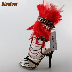 Sandalias de Punta abierta de colores mezclados para mujer, zapatos de vestir de plumas rojas de estilo africano, tacones altos sexys, hebillas de tobillo, novedad