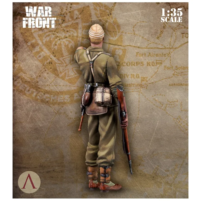 1:35 Resin kit  Standing soldier pointing to the front