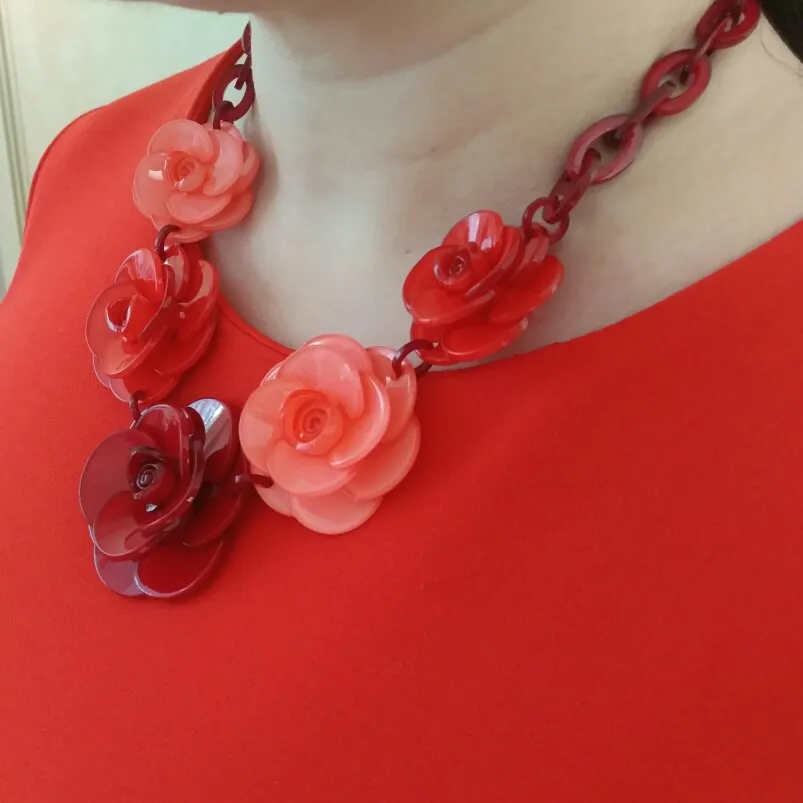 2018 New Fashion Acrylic Jewelry Women Retro Necklace Big Acrylic Rose Flowers Ornaments Necklace For Femme New Years Gift