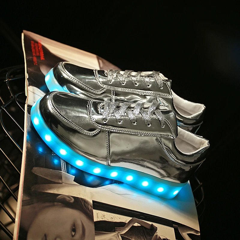 RayZing Musica Casual LED Scarpe Da uomo di Moda ha portato FORTUNA Colorato Luminoso di Light Up Scarpe Unisex Bianco Argento In Midnight