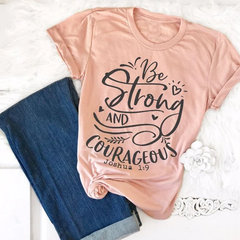 Be Strong and Courageous Christian T-Shirt Religious Clothing Bible Verse Vintage Tee Stylish Slogan Graphic Tops Jesus Outfits