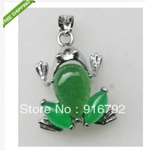 free shipping *******Beautiful green stone frog shape pendant necklace