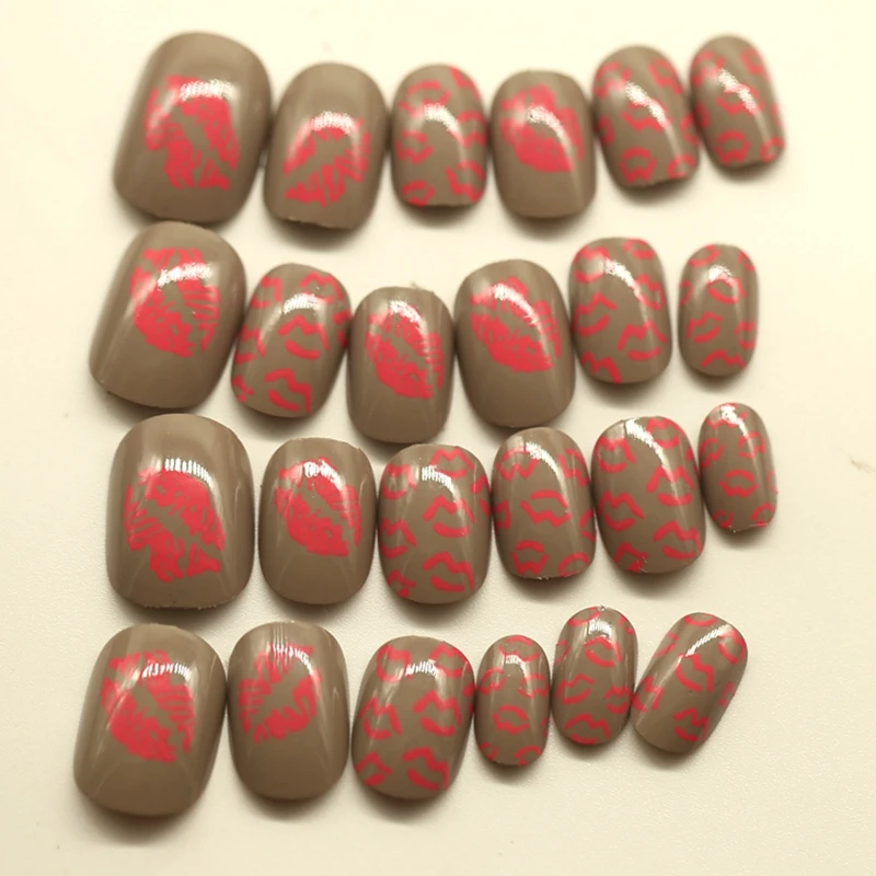 Sweet Kiss Pattern False Nails Chocolate Color Shiny 24pcs Clear Designed Nail Tips Salon Quality Z238