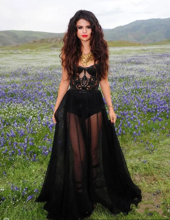 Sexy Amazing Black A-Line Selena Gomez Celebrity Dresses Sweetheart Sheer Bodice Appliques Lace Embellished Chiffon Prom Gowns