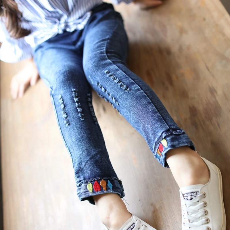 

2023 Spring Fall New Girls Ripped Skinny Jeans Female Kids Holes Denim Pencil Pants Children's Embroidered Tight Trousers X263