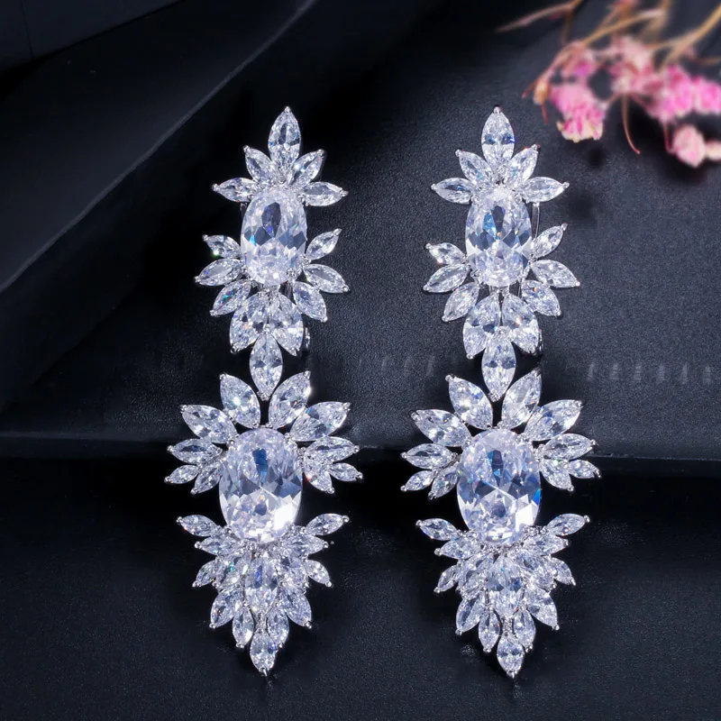CWWZircons Luxuriöse Lange Hochzeits-Ohrhänger mit Klaren CZ-Steinen und Marquise-förmigen Zirkonia im Großhandel E0011 – Detail 4