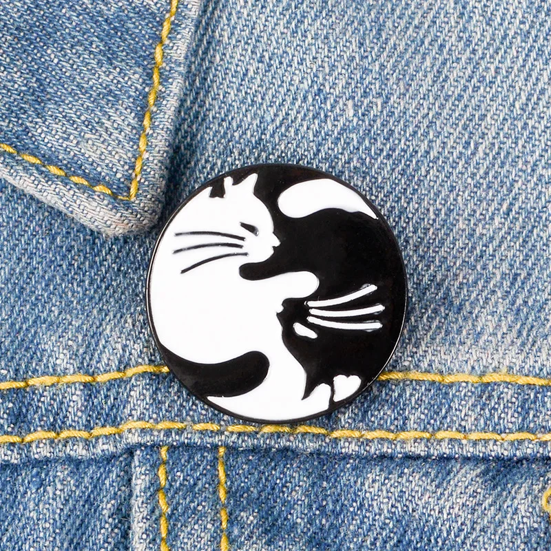 Exquisite Creative punk style Yin Yang Cat Pins Black White Two Cats Hugging Brooches Yin yang Badge Cat Jewelry Free Delivery