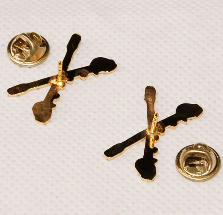 PAIR OF WW2 US ARMY CAVALRY SWORDS METAL OFFICER COLLAR BADGES PIN-US256