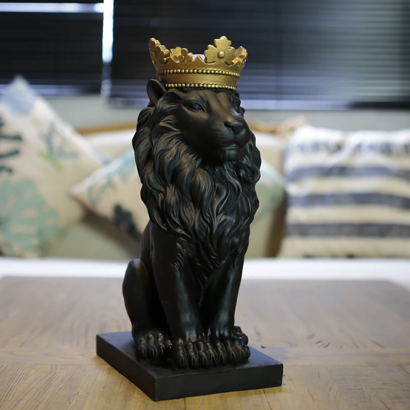 Domineering black lion king exquisite statue African wild The lion with the crown home furnishings